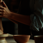 mujer moldeando el barro