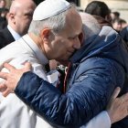 León XIV abraza a un anciano este miércoles en la Plaza de San Pedro.