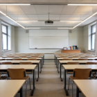 Aula universitaria preparada para una clase de Humanidades, símbolo de la universidad como lugar de estudio y diálogo auténtico.