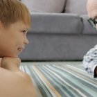 Una padre entablando una relación de empatía con su hijo