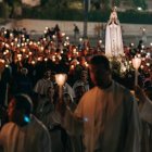 Una procesión de Nuestra Señora de Fátima en su santuario de Portugal.