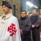 Charlie es un joven norteamericano en Jerusalén, voluntario de la Orden del Santo Sepulcro