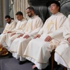León XIV lava los pies a 11 sacerdotes ordenados en 2025 y al director espiritual de ellos en el Jueves Santo de 2026