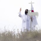 También algunas representaciones humanas de la Resurrección incluyen el lábaro.