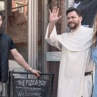 Gross y su amiga y compañera creadora de contenido, Kate DePetro, posan con el padre Jonah Teller de St. Joseph's en Greenwich Village durante la reunión social con pizza previa a la misa.