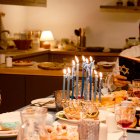 Las fiestas familiares del judaísmo (la Pascua, el sábat del viernes por la tarde, y otras) vertebran el ritmo de una familia judía