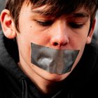 El wokismo y la corrección política impiden el debate de ideas mediante la censura, la cancelación y el silenciamiento