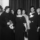 En el centro con traje claro María de Maeztu, directora del Lyceum Club y católica ferviente, al igual que lo fue la Premio Nobel Gabriela Mistral, a la izquierda: la única sin sombrero.