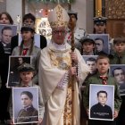Al final de la misa los scouts que llevaban las fotos de los capellanes asesinados en Katyn se fotografiaron junto al Obispo castrense.