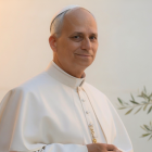 León XIV, en una imagen serena, recuerda con su estilo sencillo que la autoridad de la Iglesia nace del Evangelio y se pone al servicio de la paz.
