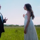 Escena onírica en la película Día Ocho, la joven Yira ha llegado a una conexión peculiar con Emiliano Tardif, ya fallecido