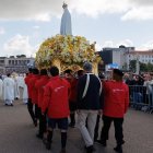 Voluntarios de la Orden de Malta llevan la imagen de la Virgen en Fátima el 13 de mayo de 2026