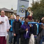 Peregrinos ingleses con la Virgen de Walsingham hacia su santuario en octubre de 2023