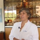 La forense Patricia Moya, aquí rodeada de cráneos, fue una de las que estudió el cuerpo incorrupto de San Isidro