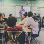 Unos niños atienden en la clase de un colegio