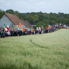 Miles de peregrinos acuden cada año desde todo el globo a la peregrinación de Nuestra Señora de la Cristiandad en París: en la imagen, recorriendo la campiña francesa.