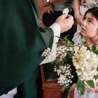 Una niña comulgando de forma solemne en su Primera Comunión