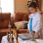 Alonso Quirós es un niño de 6 años que juega a celebrar la misa cada día con gran seriedad y detallismo