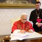 El Papa León XIV en la firma de la Carta Encíclica Magnifica Humanitas.
