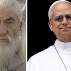 El actor Ian McKellen interpreta a Gandalf el Blanco en El Retorno del Rey... y el Papa también es un maestro de blanco