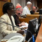 La teresiana Leocadie Lushombo junto al cardenal Parolin al presentar Magnifica Humanitas