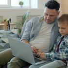 Los padres intentan ayudar a sus hijos a un uso adecuado de las pantallas pero, ¿quién educa y apoya a los padres?