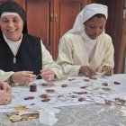 Religiosas contemplativas confeccionando rosarios para la visita del Papa león XIV a España