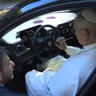León XIV se sube al Ferrari Luce, primer Ferrari completamente eléctrico, que le enseñaron en Castelgandolfo