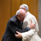 Abrazo del Papa León XIV al P. Ángel Camino, amigos y hermanos agustinos.