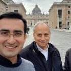 El padre Jasson, en Roma, junto a Robert Prevost —hoy Papa León XIV—, en una visita a la basílica de San Pedro.