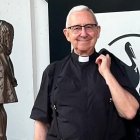 Don Manuel Martín, en la parroquia San Manuel González, en San Sebastián de los Reyes, donde colabora desde su jubilación. Don Manuel suele salir de forma desenfadad a evnagelizar por la calle