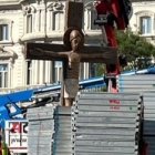 Operarios colocando el Cristo que presidirá el altar de la Santa Misa en Cibeles