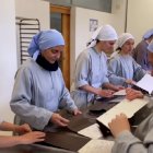Religiosas de Iesu Communio en uno de sus talleres, el trabajo es parte del deber cocreador del ser humano