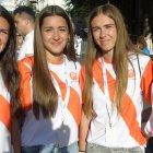 Cuatro jóvenes voluntarias de la Obra de la Iglesia, llegadas de distintas ciudades para el servicio de orden, revisando QRs... saben de música católica