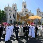 Bajo palio y con la custodia en sus manos, León XIV recorrió ayer la calle de Alcalá desde el altar de Cibeles ante una plaza llena de fieles en la procesión del Corpus Christi.
