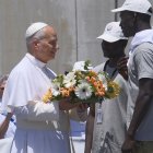 León XIV en Arguineguín recibe flores que usará en la ofrenda floral por los ahogados