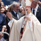 León XIV saluda al inicio de su última misa en Canarias, en el puerto de Santa Cruz de Tenerife