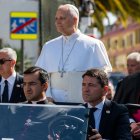 León XIV en San Cristóbal de La Laguna, con el obispo Eloy Santiago en su cochecito