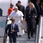 Insólita escena: el Rey baja pensativo acompañando al Papa, dejando el avión averiado; luego le prestará su avión Falcon