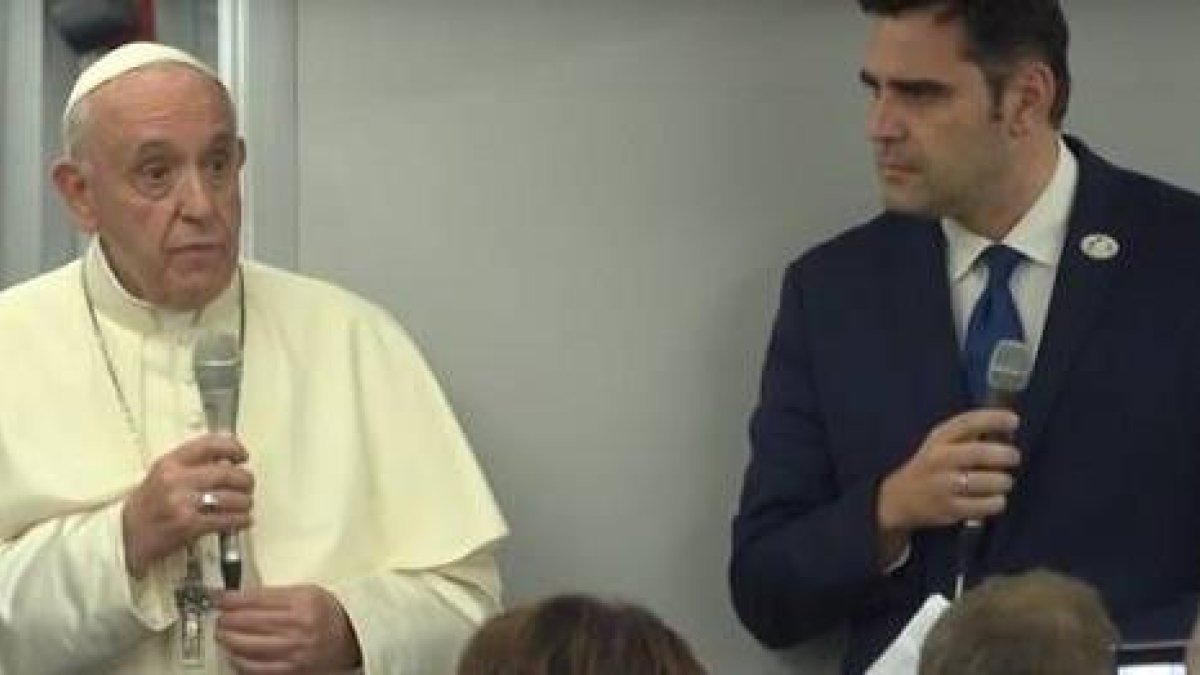 El Papa, acompañado del director interino de la Oficina de Prensa Alessandro Gisotti, respondió las preguntas de los periodistas en el avión