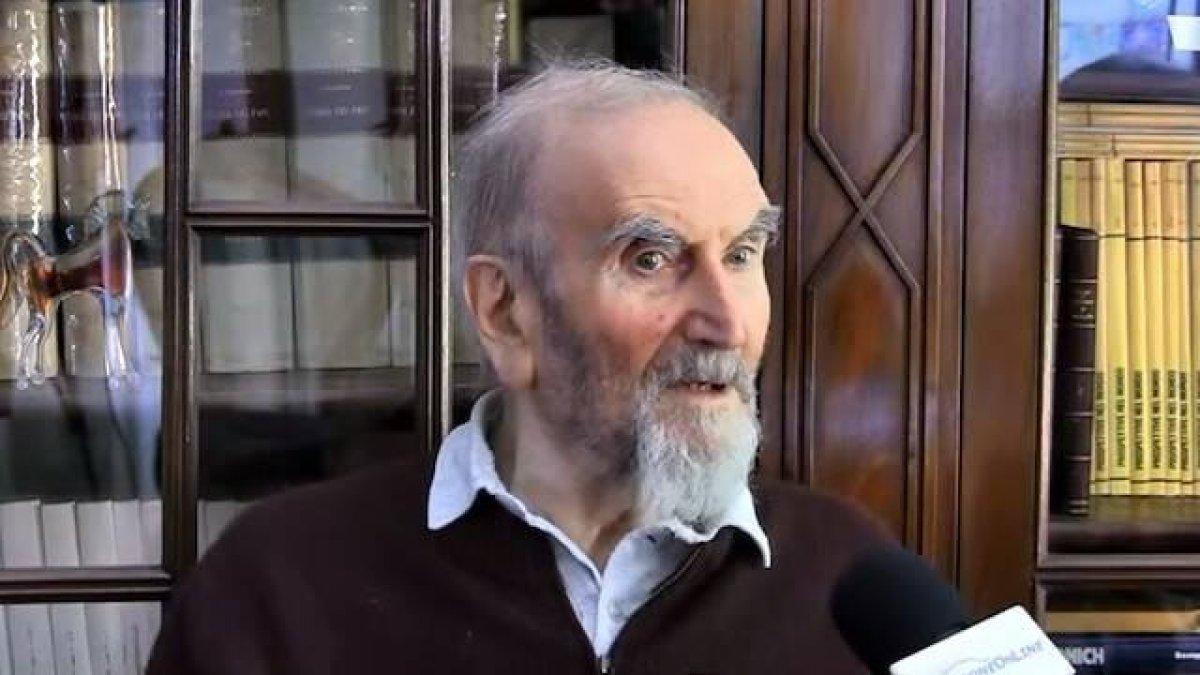 Solo por «El caballo rojo», Eugenio Corti merece un puesto de honor en la historia de la literatura contemporánea, y se le ha propuesto como un escritor que debería aspirar al Premio Nobel de Literatura por esa obra. Foto: Entrevista a ResegoneOnLine.it, en sus últimos años.