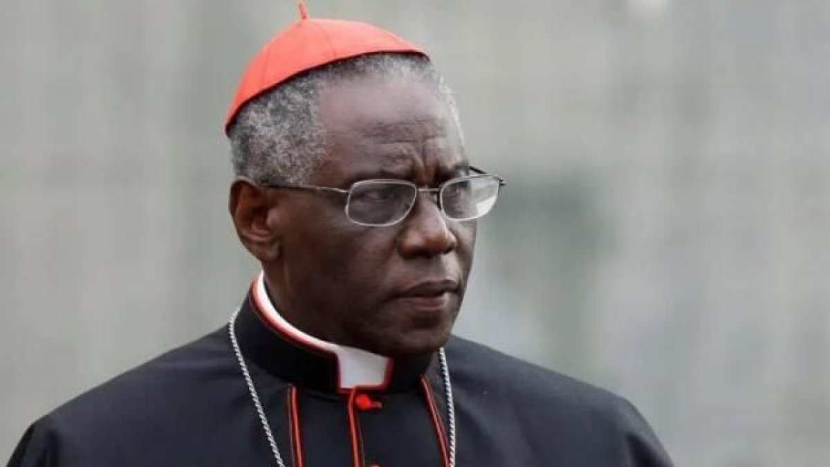 El Cardenal Robert Sarah expone en