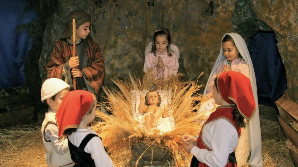 Motivado por mi lema episcopal «Jesucristo es el primero en todo» les ofrezco, en esta Navidad, este resumen poético de la historia de la salvación.