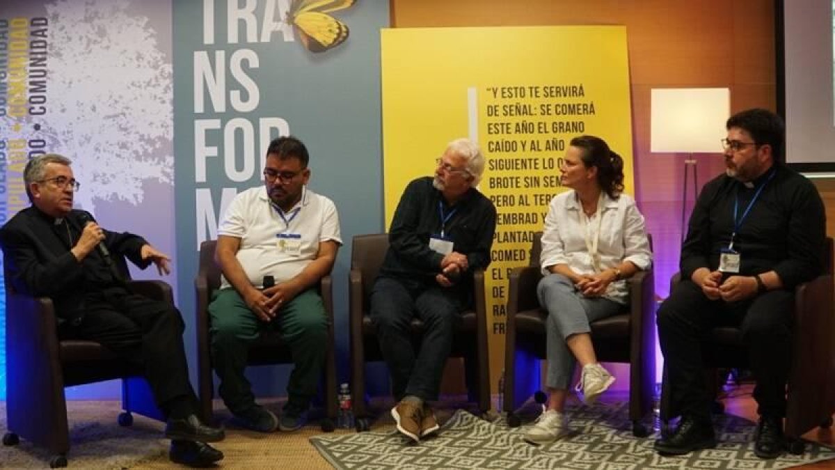 El obispo Argüello, Roberto Vega, Alfonso Cherene, María González y el párroco Javier Grande en el Transforma 2024, foto de JM Visiers