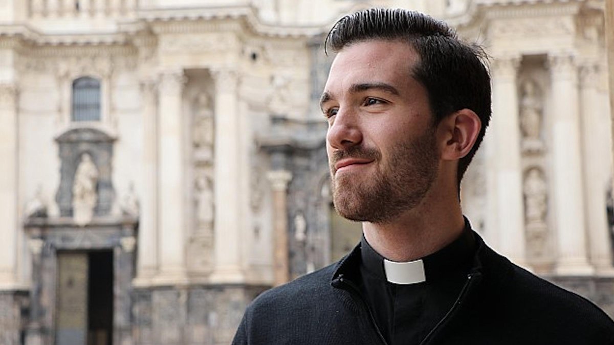 El padre Gonzalo le está muy agradecido a su abuela por su vocación