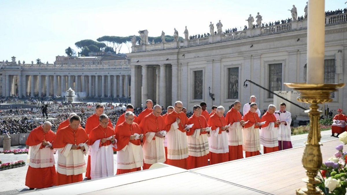 Los cardenales comienzan a llegar a Roma y se ponen en marcha las Congregaciones generales y particulares.