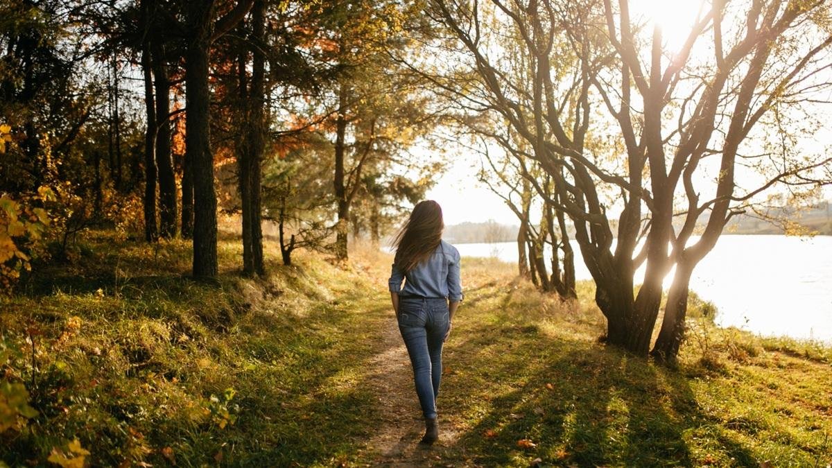Mujer caminando.