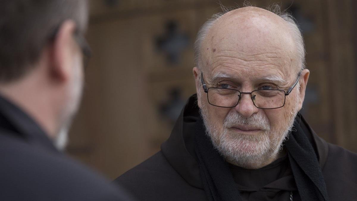 El cardenal Anders Arborelius escucha al arzobispo Shevchuk, en Kiev, explicar los horrores de la guerra en Ucrania