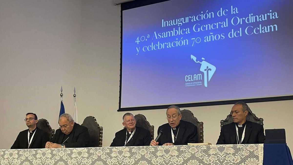 En el centro de la mesa presidencial del Celam, su presidente, el cardenal Jaime Spengler.