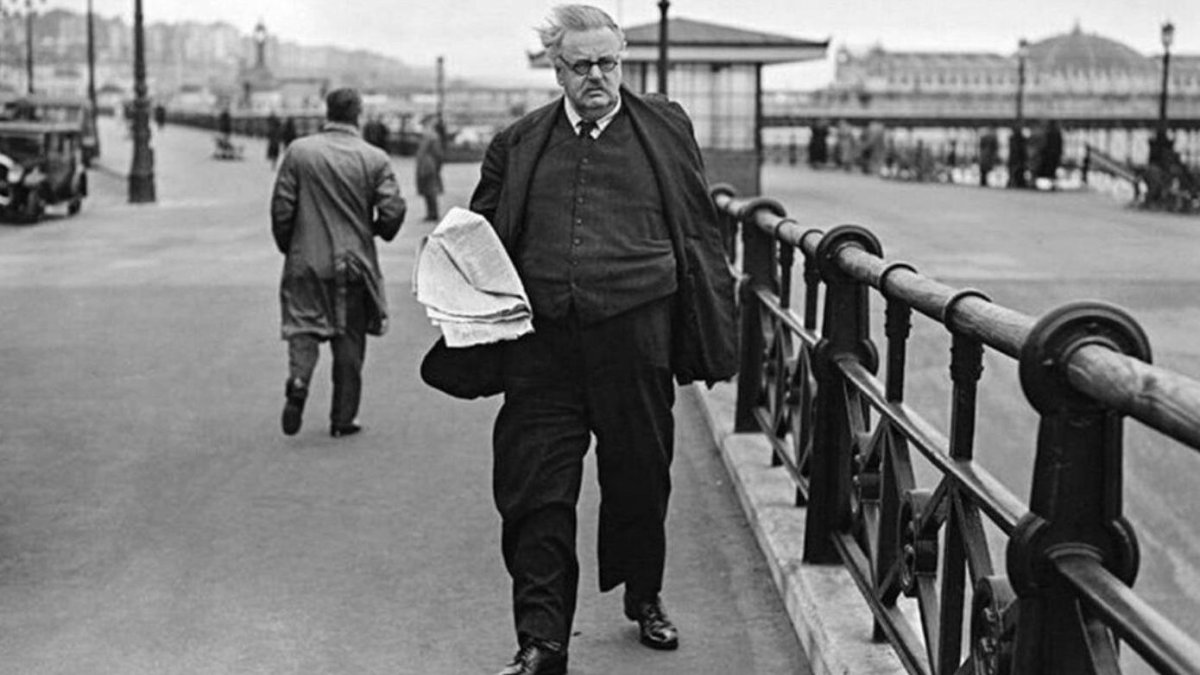 Chesterton alertó contra el viento de las modas, que nos atrapan cuando nos hacen olvidar que lo propio de las modas es pasar.